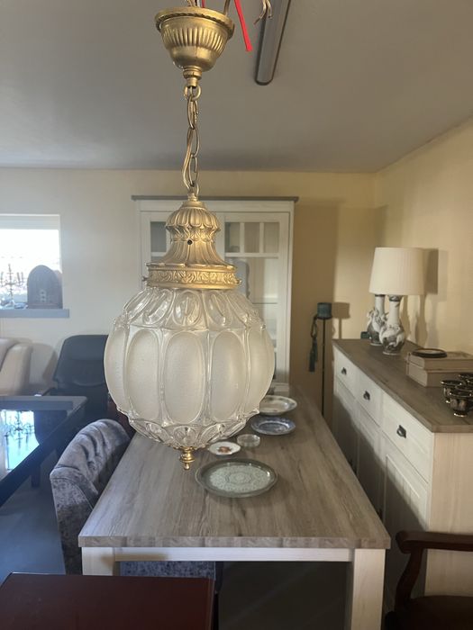 Piękny mosiężno kryształowy żyrandol