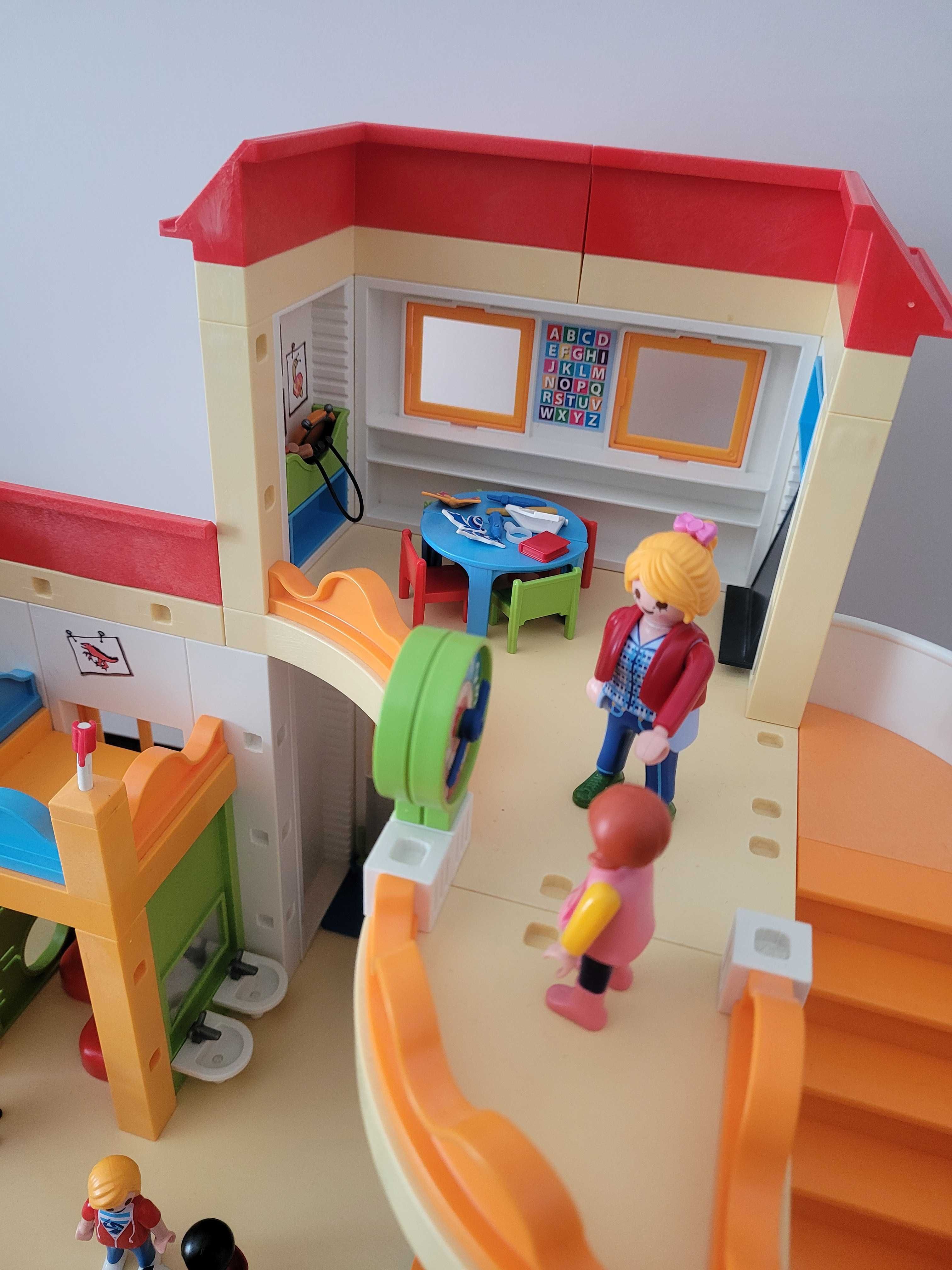 Sprzedam zestaw playmobil przedszkole+żłobek+plac zabaw