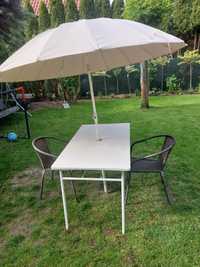 Bialy ogrodowy stol ikea z parasolem i 2 krzesłami