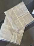Folhas a imitar jornal