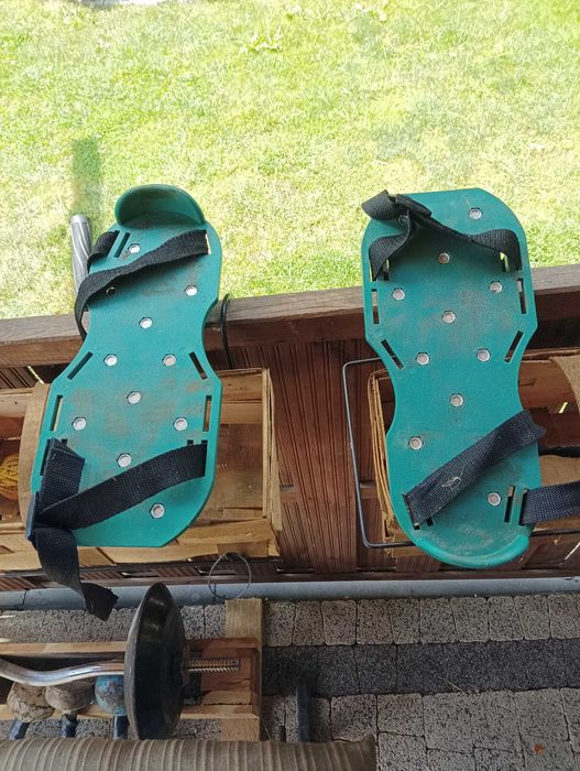 Kolce do spulchniania trawnika ziemi