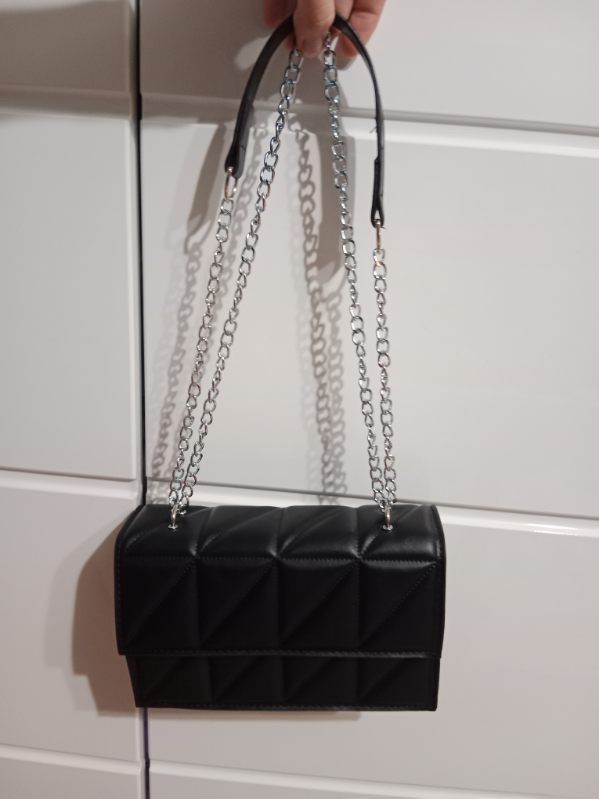 Czarna torebka na ramię elegancka