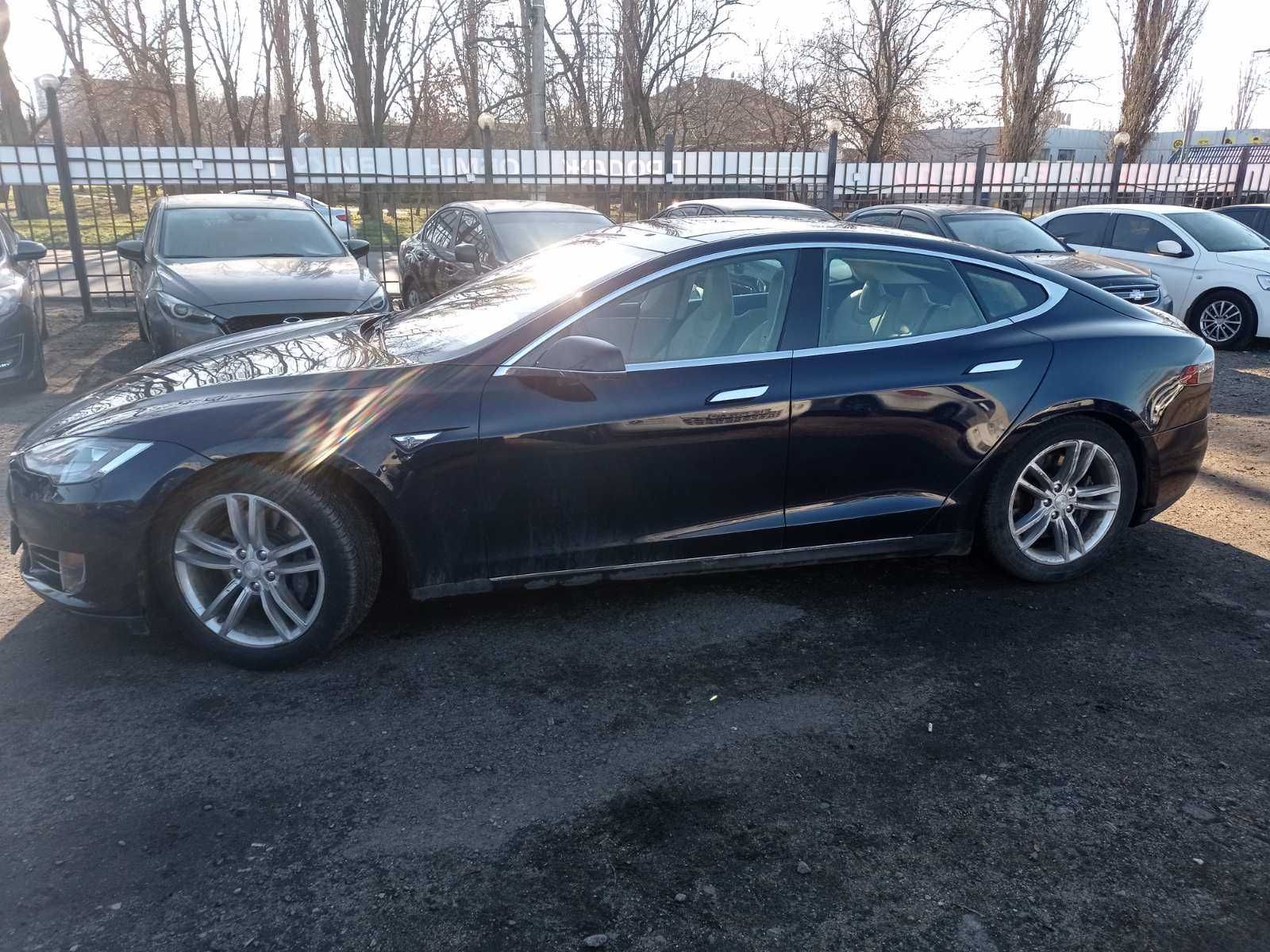 Tesla Model S 2013 року/електро