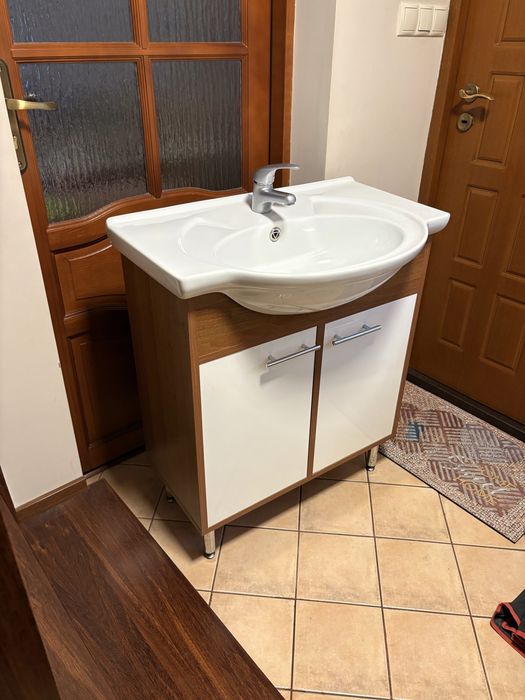 Sprzedam umywalke z szafką .