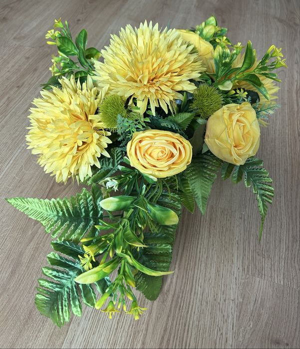 Stroik kwiatowy z chryzantemami