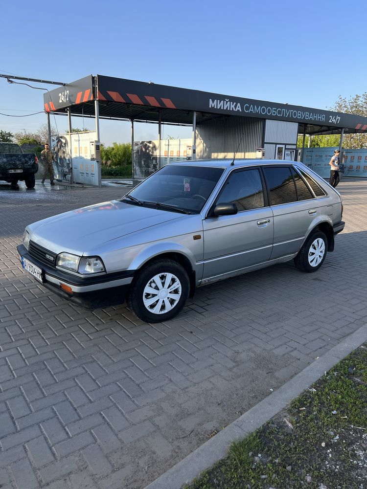 Автомобиль Mazda 323