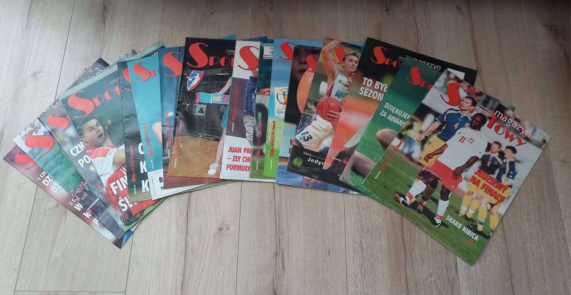 16 wydań Magazynu Sportowego "Tempo" z 2001 r.