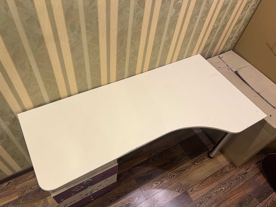 Письмовий стіл 140см