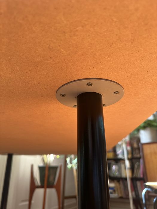 Mesas de madeira com pes metalicos