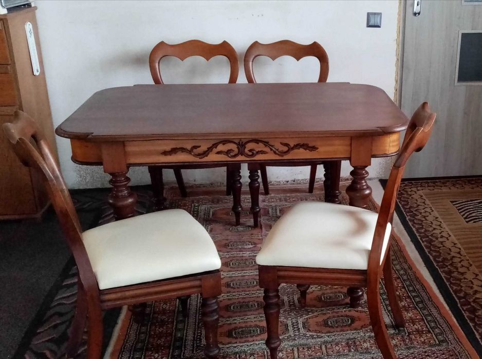 Stylowy komplet: mahoniowy stół i 4 krzesła (antyk)