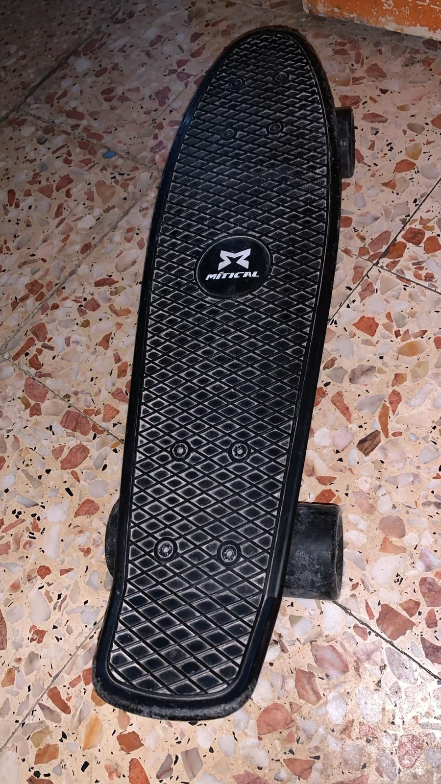 Skate pequeno , preto , Mítical ( marca )