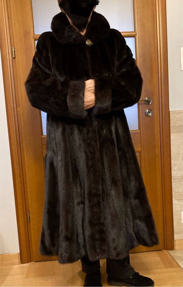 Sprzedam futro z norek czarnych damskie.