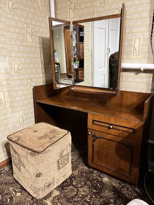 Деревʼяне трюмо з дзеркалом, триляж