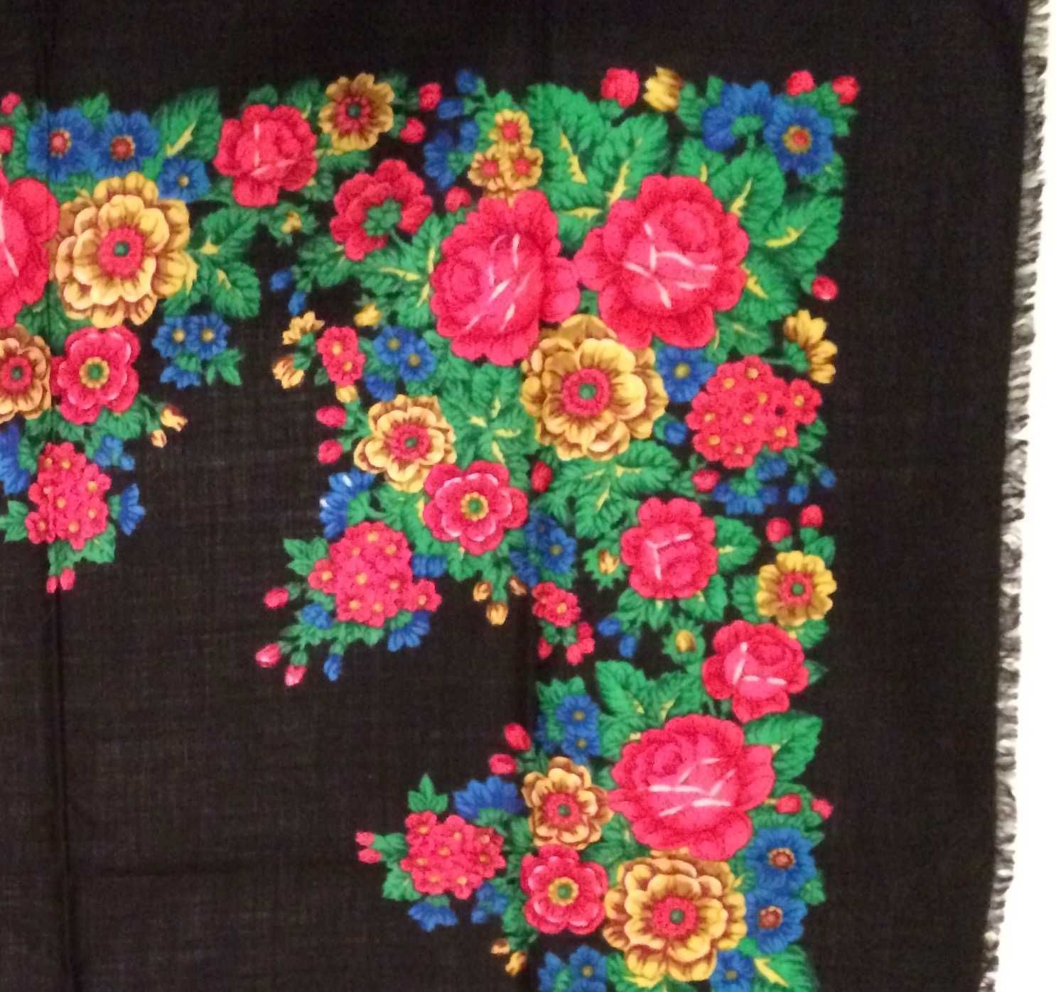 Подарок маме - платок с яркими цветами 95х95 см