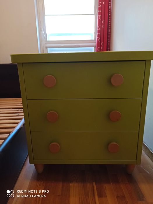 Mała zielona komoda do pokoju dziecięcego