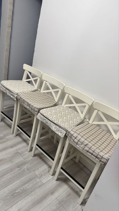 Zestaw 4 szt. krzeseł drewnianych białych wysokich z pokrowcami