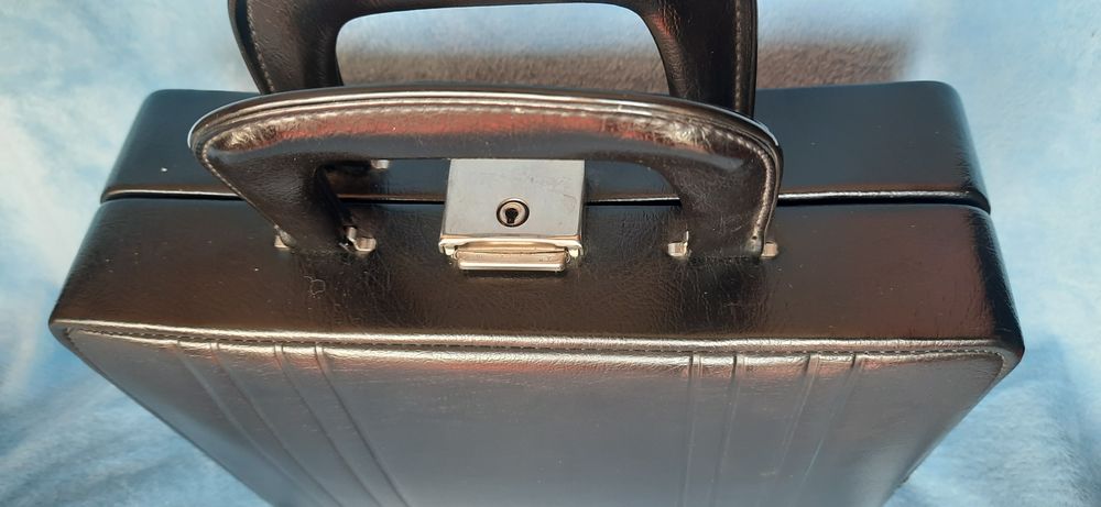Вінтажний ,натуральна шкіра чемоданчик .