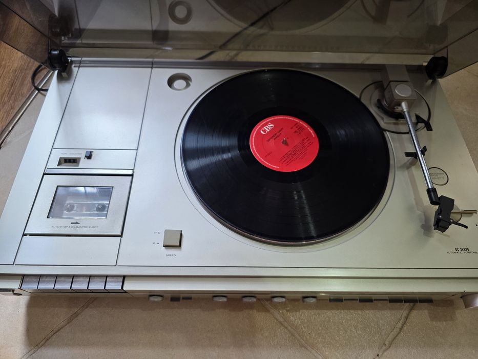 Gramofon Hitachi SDT-116 z lat 80-tych.