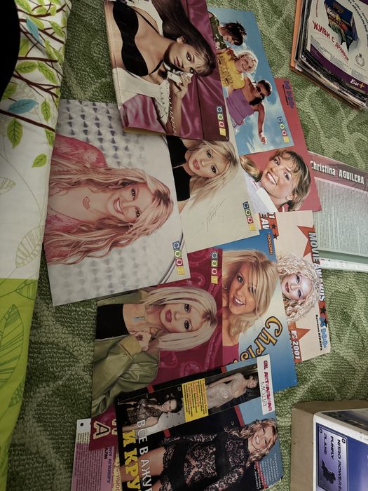 Статті, CD та плакати Брітні Спірз та Христина Агілера