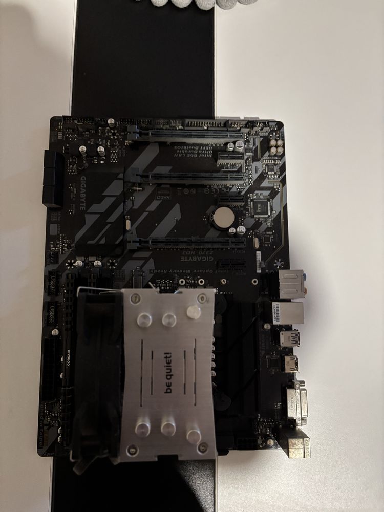 I5 8600k + Gigabyte z370 HD3 + Corsair 2x8gb + BeQuiet pure rock slim