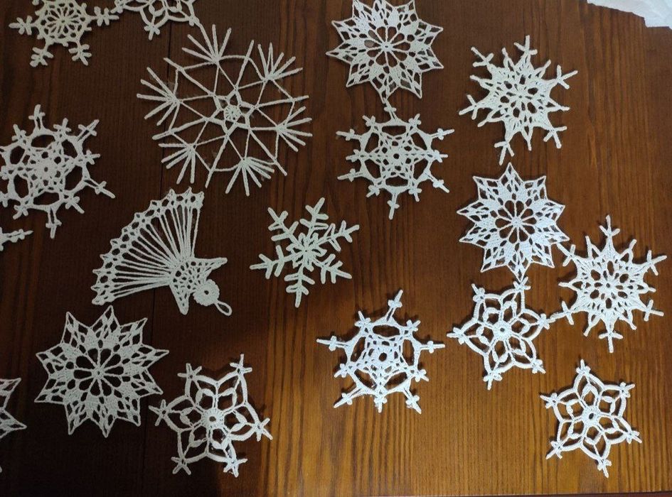 В'язані вироби: сніжинки, ангели, шари для декорації, чашки
