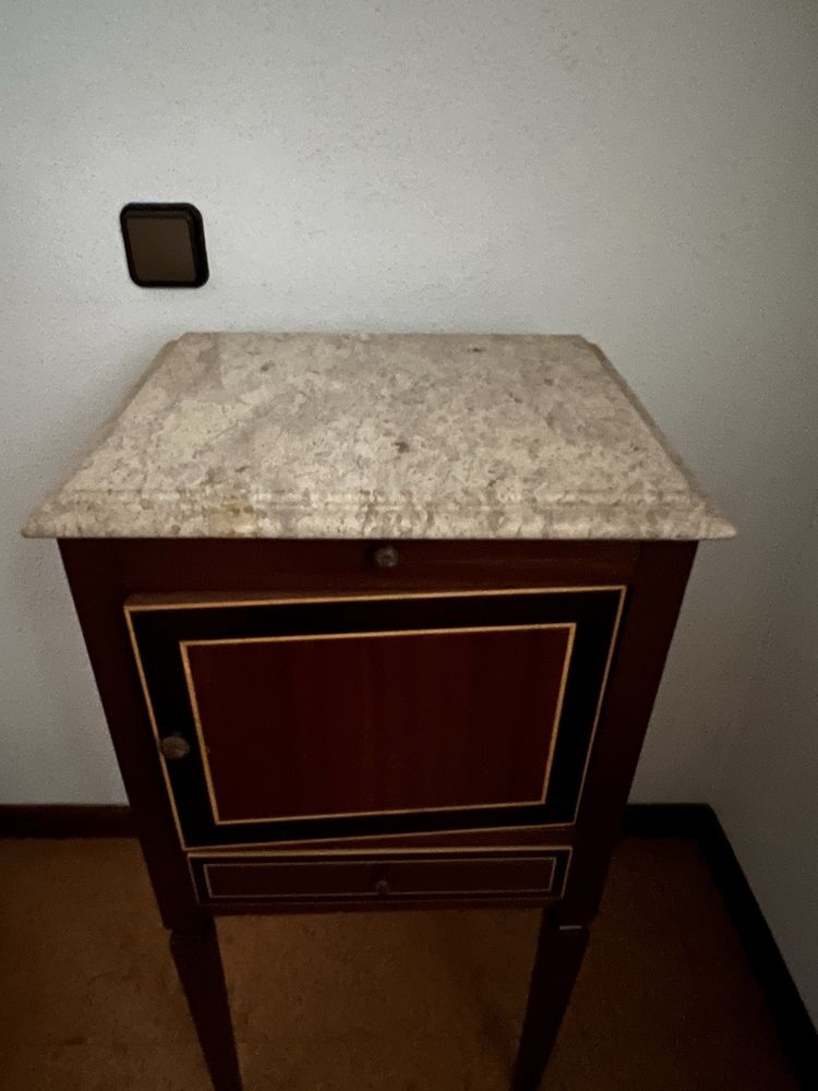 Quarto com cama, comoda e mesinhas de cabeceira
