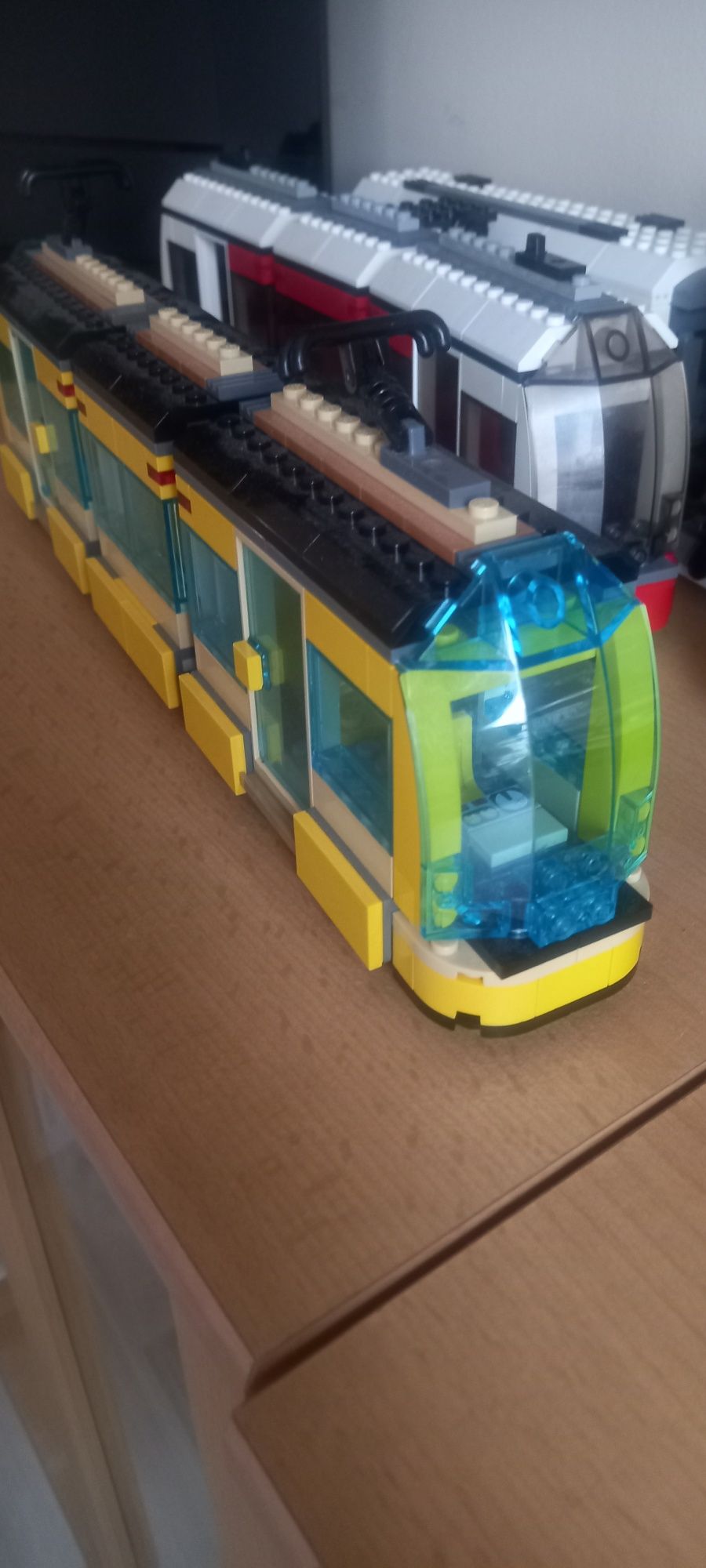 Lego tramwaj jeżdżący jak pociągi po torach train