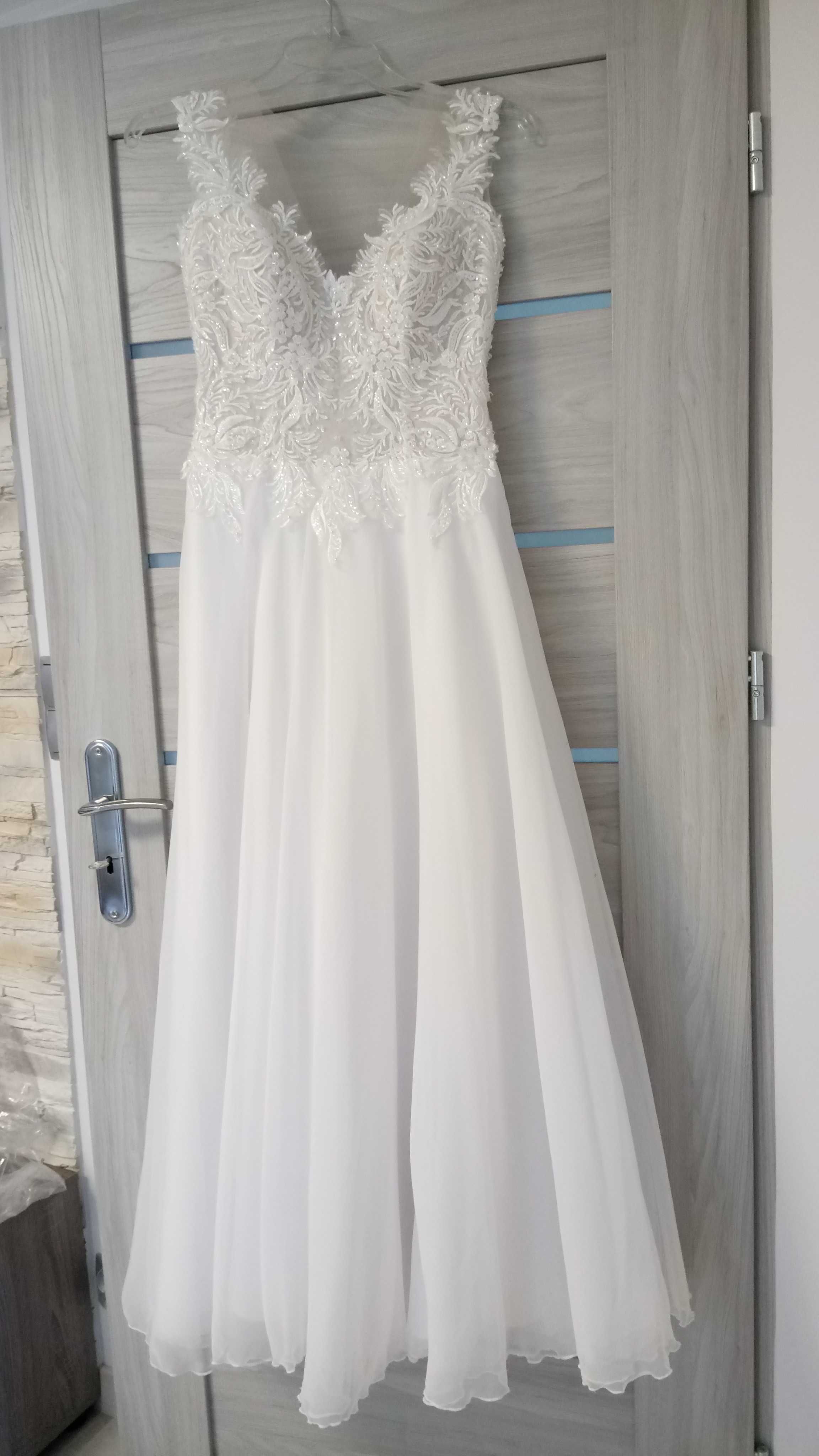 Biała suknia ślubna