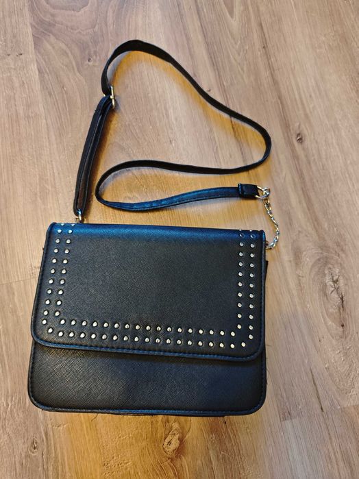 Czarna torebka listonoszka z ćwiekami na klapie