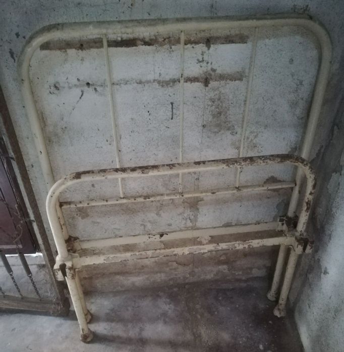 Cama em ferro antiga