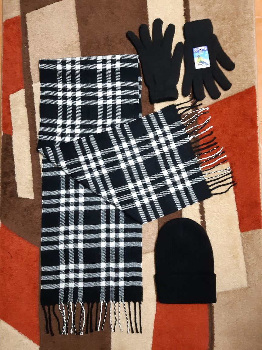 Conjunto, gorro, cachecol e luvas grossas