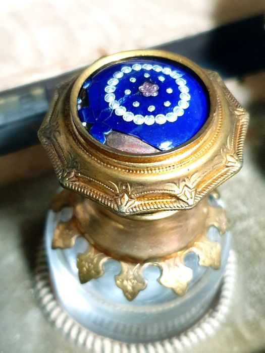 Maravilhoso antigo estojo com frascos de perfumes franceses