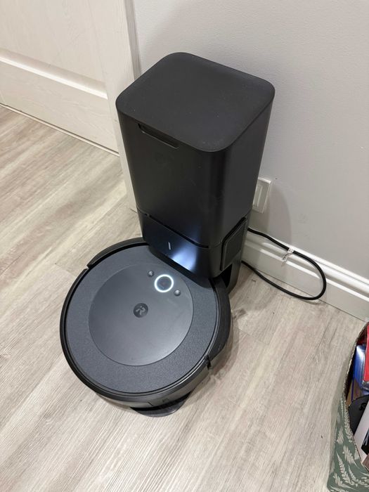 Roomba i5+ – robot sprzątający z automatycznym opróżnianiem Clean Base