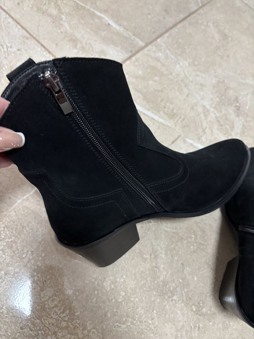 Черевики замшеві козаки на байці 37 ий 24 см стан нові