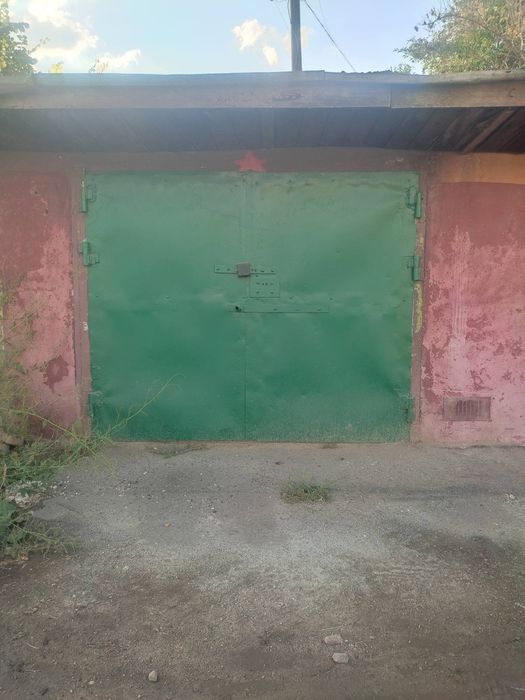 Продаеця гараж з кімнатою.