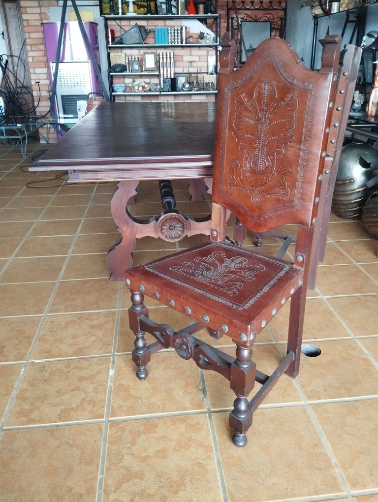 Conjunto mesa e 8 cadeiras