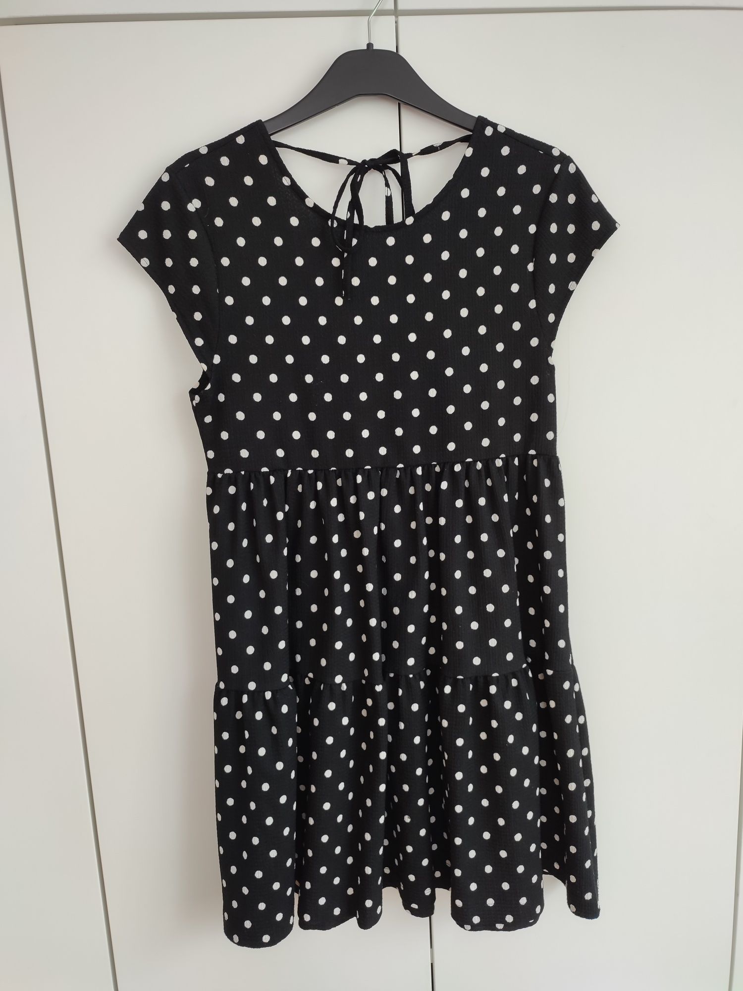 Sukienka w białe kropki Bershka