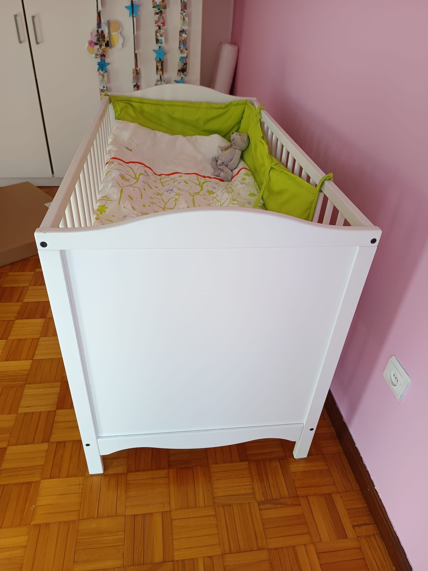 Cama de bebê branca