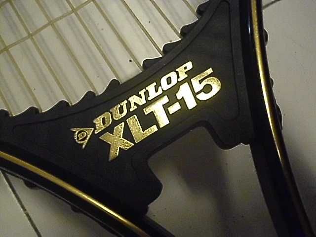 Raquete de Ténis marca DUNLOP, modelo XLT-15.