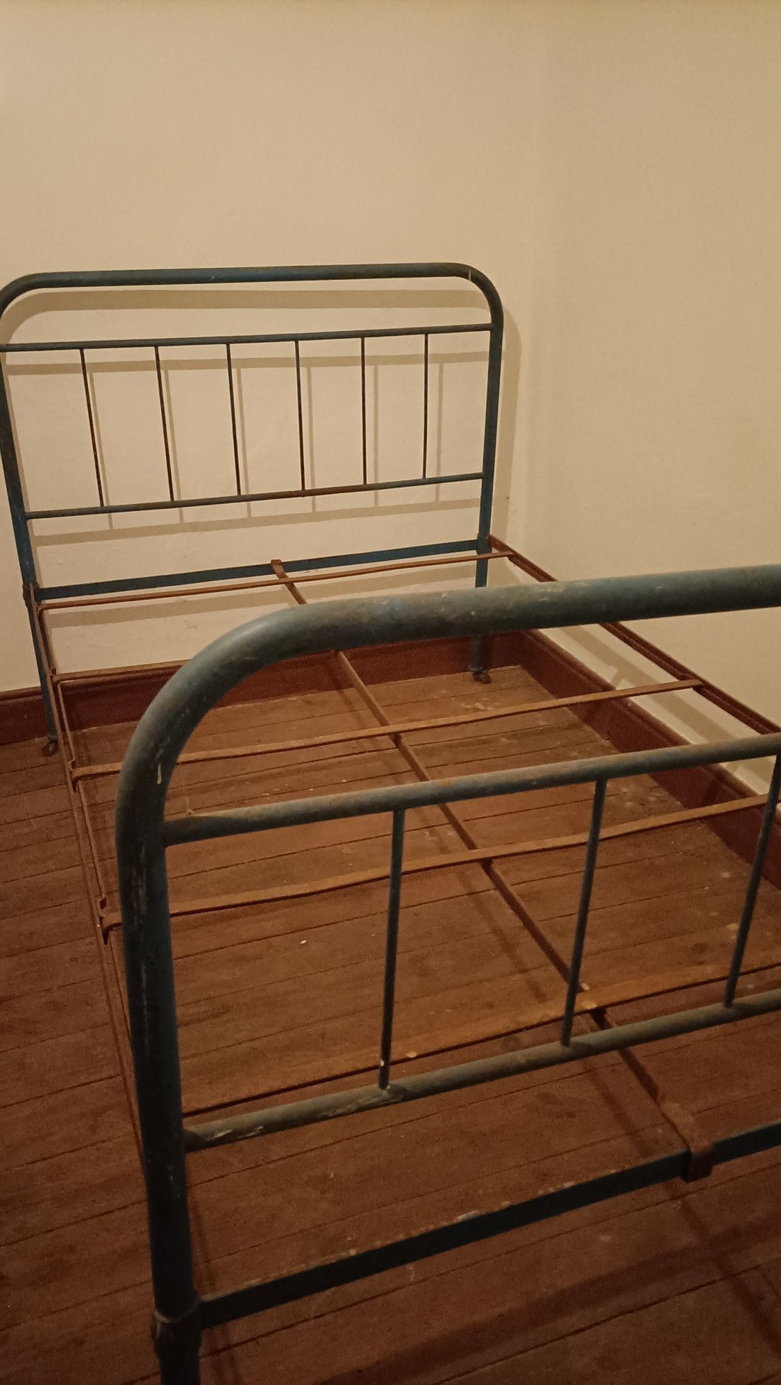 Cama em ferro com as dimensões de 1,90 por 1,20.