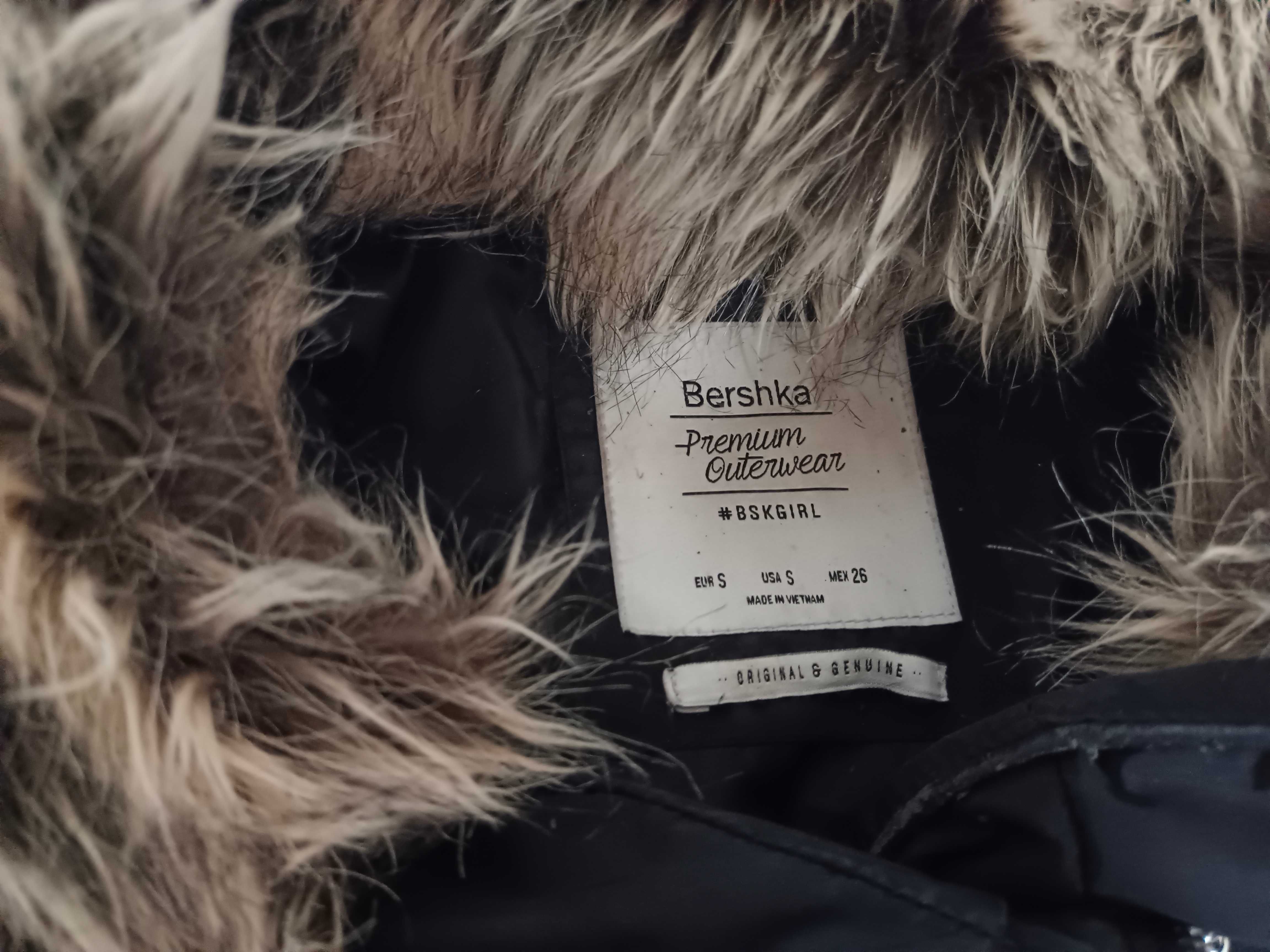 Piękna kurtka zimowa czarna Bershka rozm S, futerko, podkreśla talię