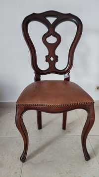 Cadeira clássica de madeira e assento em pele