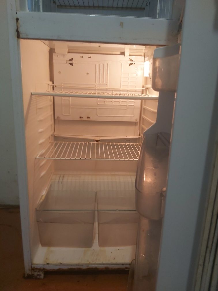 Продам рабочий двухкамерный холодильник
