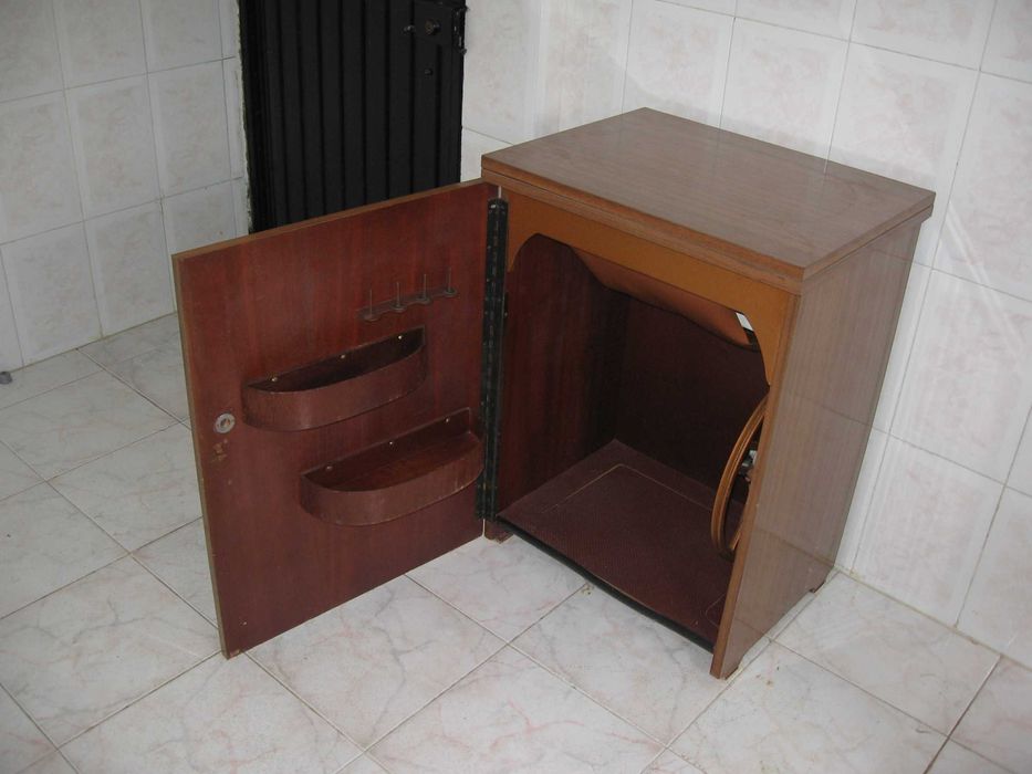 Máquina de Costura PFAFF 46 Automática, com Móvel