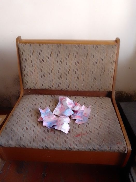 Тумбочка чорного кольору