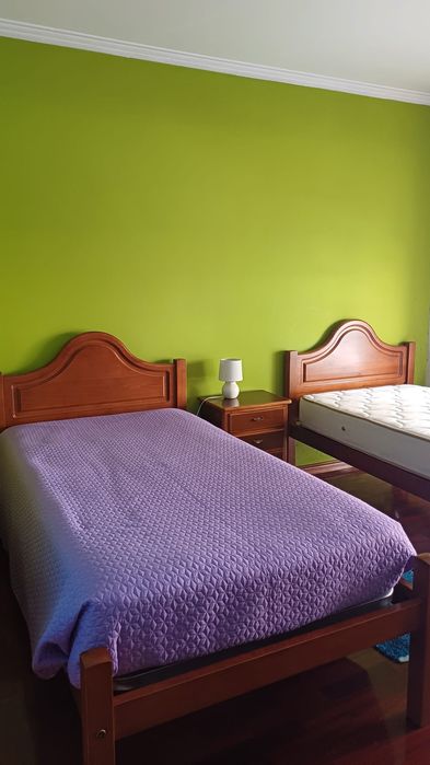 Conjunto camas individuais + mesinha cabeceira