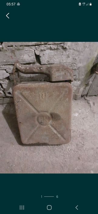 Kanistry z czasów PRL.