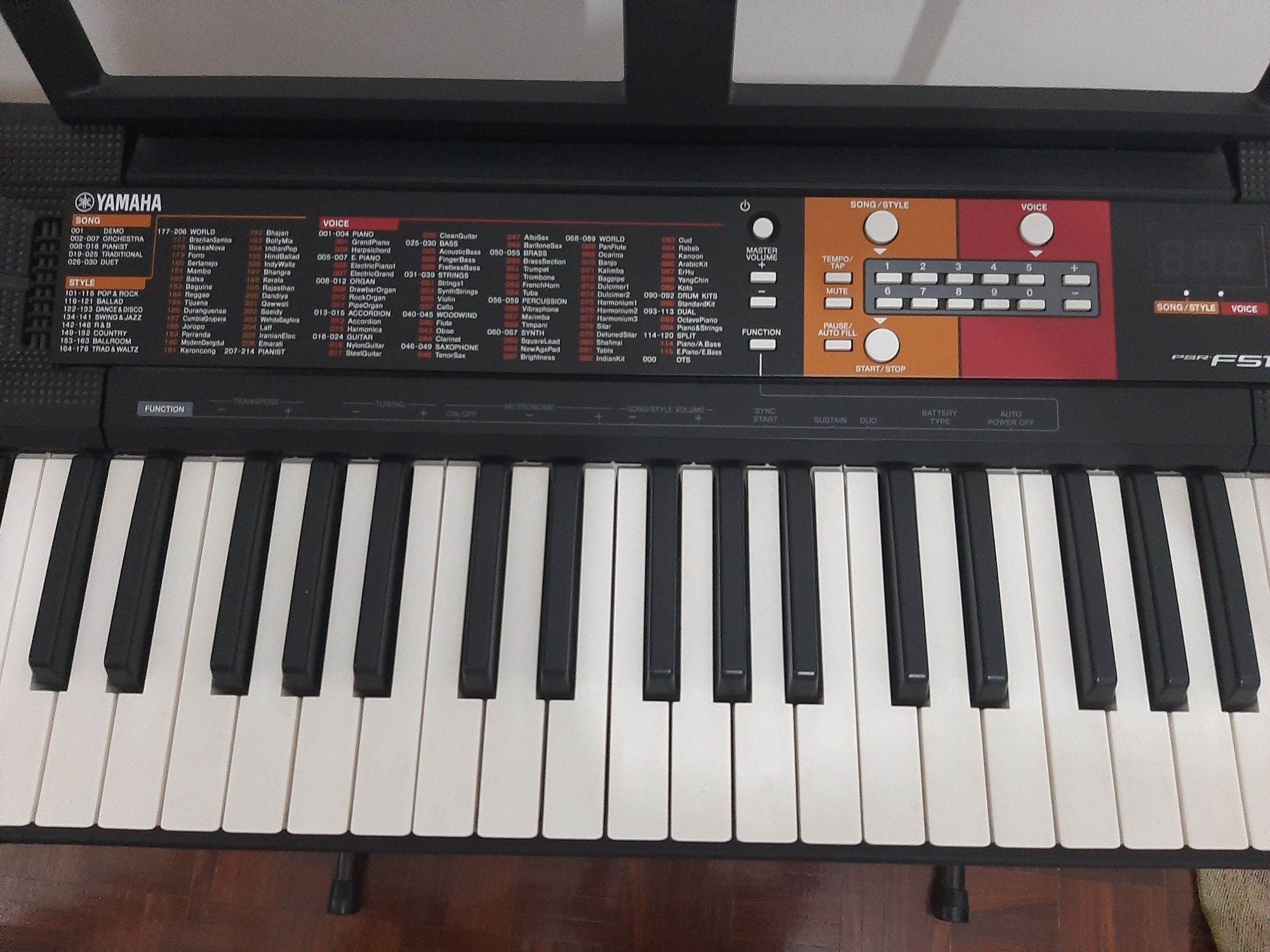 Piano yamaha f51