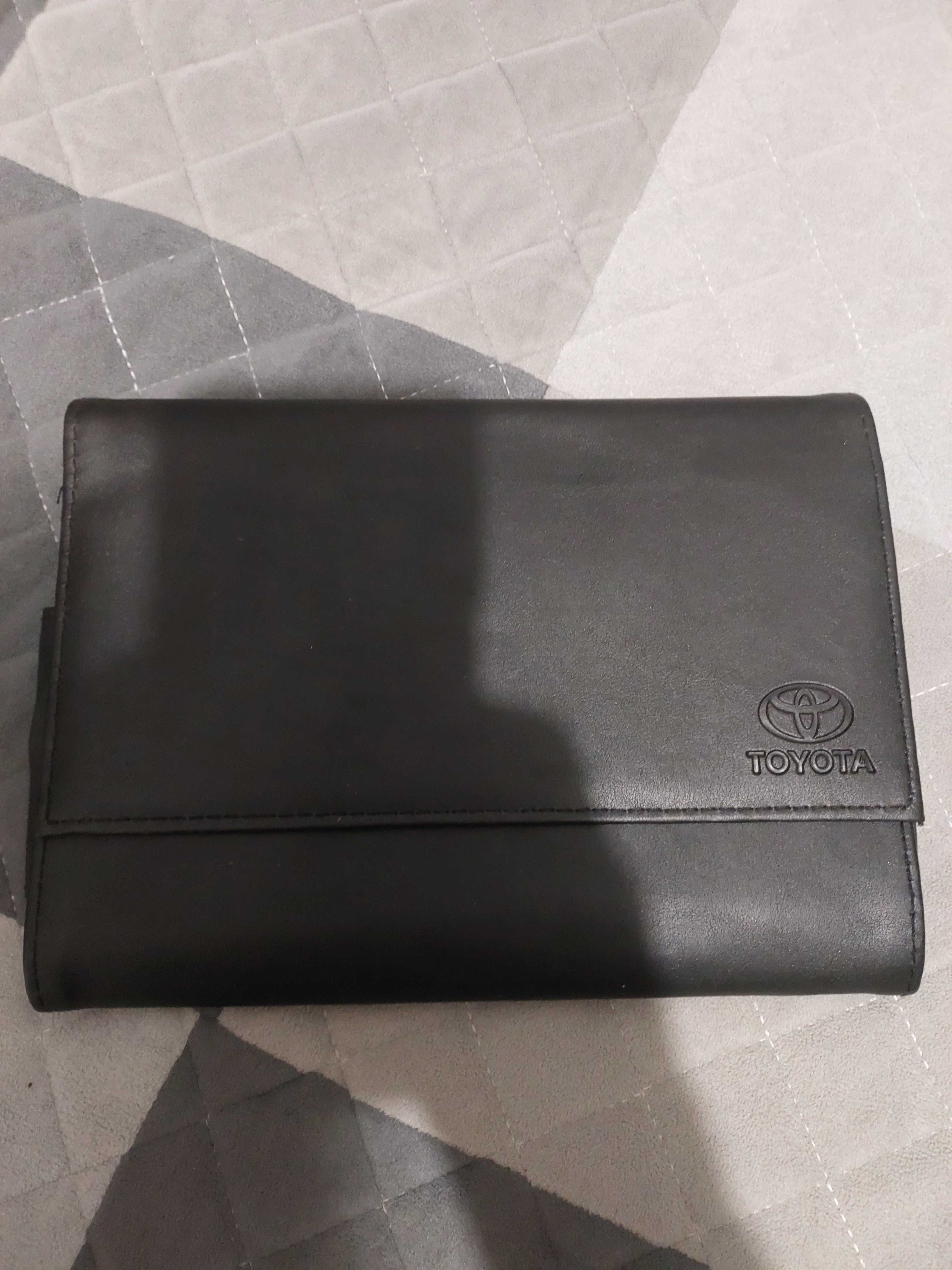 Książka serwisowa do samochodu Toyota w etui, instrukcja