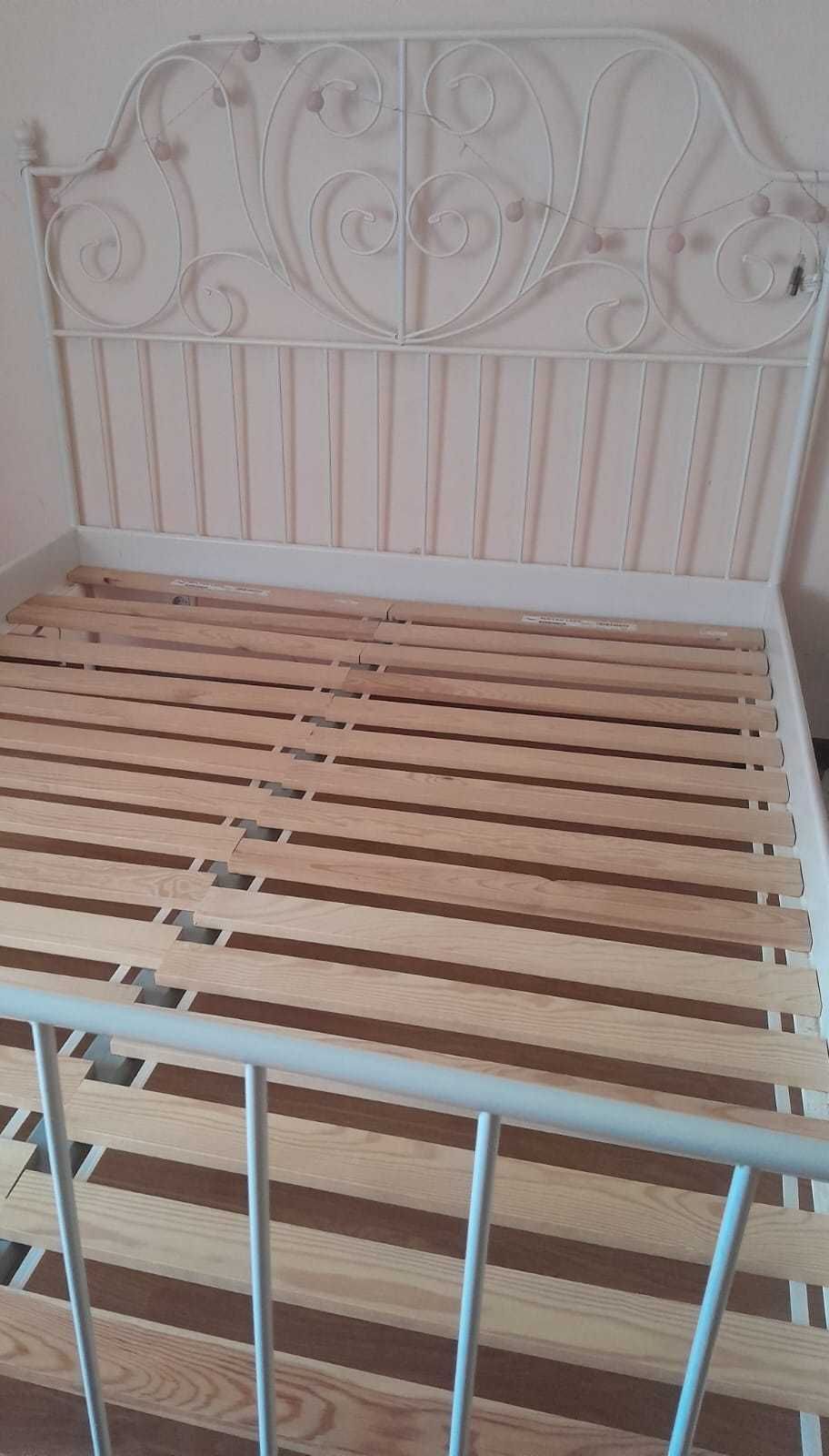Cama de quarto cor branco.